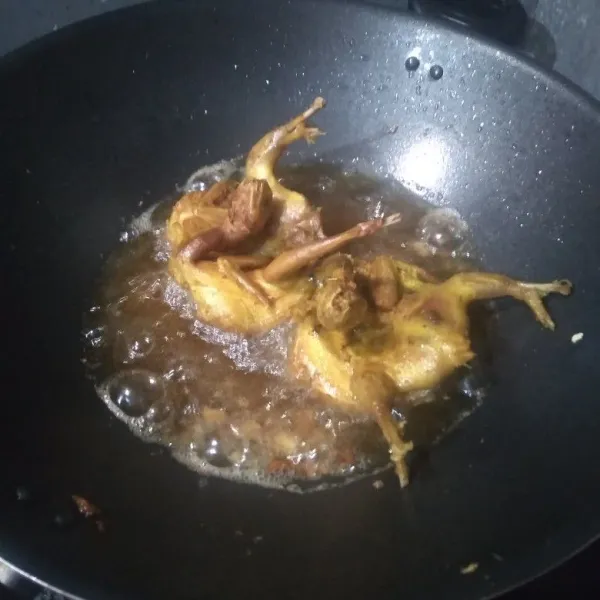 Goreng burung puyuh hingga garing. tiriskan.