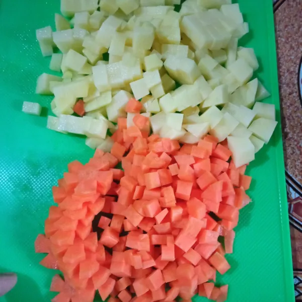 Potong dadu kentang dan wortel ukuran 7-10 mm, sisakan sebagian wortel untuk dipotong bentuk bunga untuk topping bagian atas ipau.
