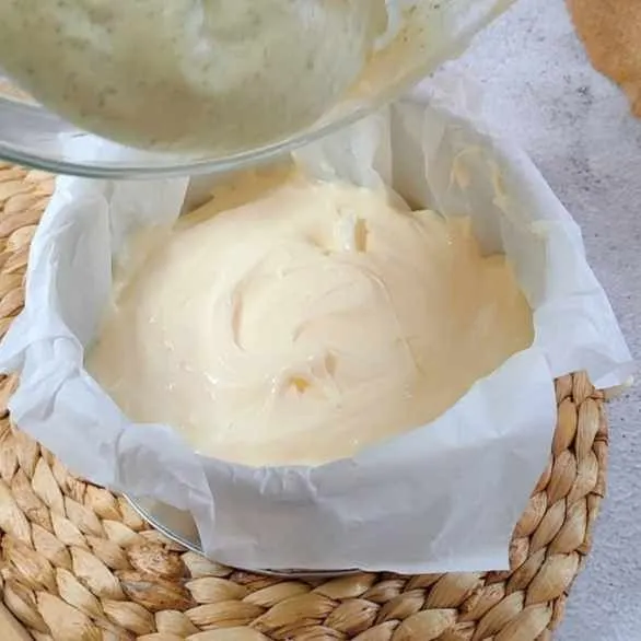 Siapkan loyang ukuran 14x7cm yang sudah diberi baking papper, bagi 2 adonan.