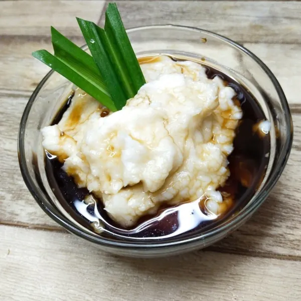 Sajikan dalam mangkuk dan siram dengan saus gula.