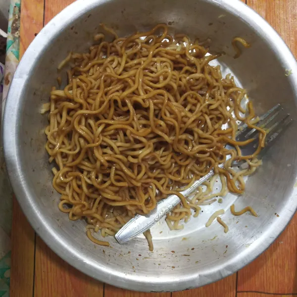 Seduh mie telur atau rebus hingga mie matang atau mengembang, lalu campur dengan kecap manis.