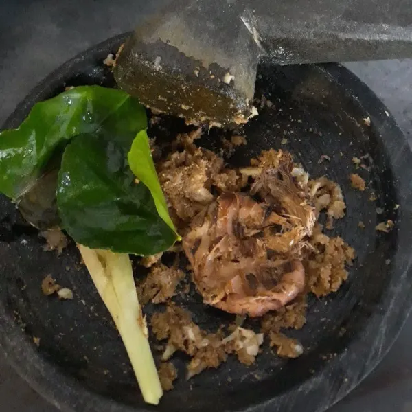 Geprek jahe, lengkuas, dan serai. Haluskan bawang merah, bawang putih, dan ketumbar bersama garam.