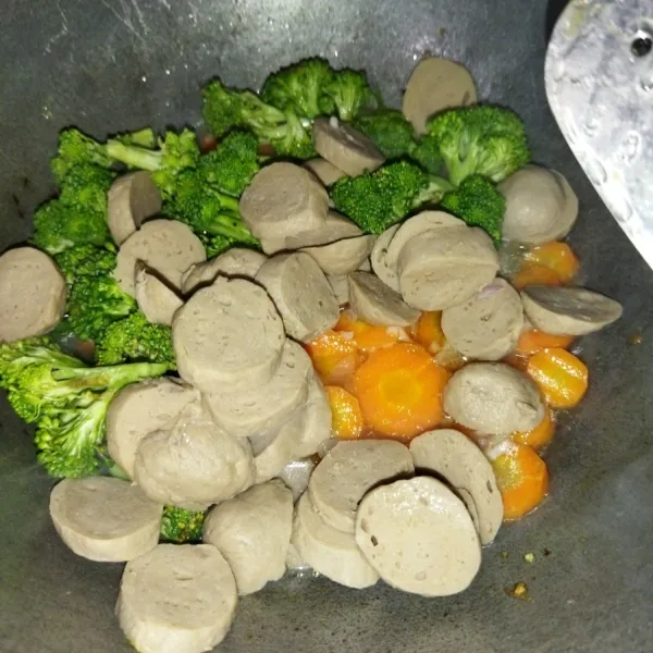 Lalu masukkan brokoli dan baso, aduk rata.
