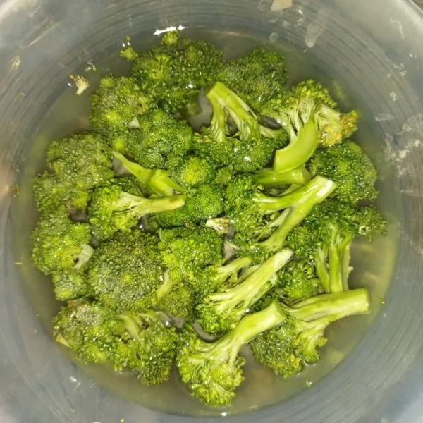 Petiki brokoli lalu rendam dengan air garam sekitar 15 menit, lalu cuci brokolinya, lalu tiriskan.