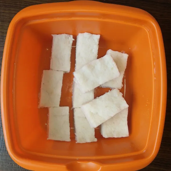 Setelah dingin, potong nasi punten bentuk kotak. Sisihkan.