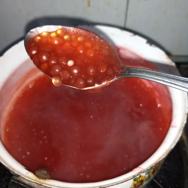 Rebus air hingga mendidih kemudian masukkan sagu mutiara. Masak hingga matang dan air menyusut. Tambahkan gulapasir, aduk rata. Setelah menjadi bubur, angkat dan sisihkan.