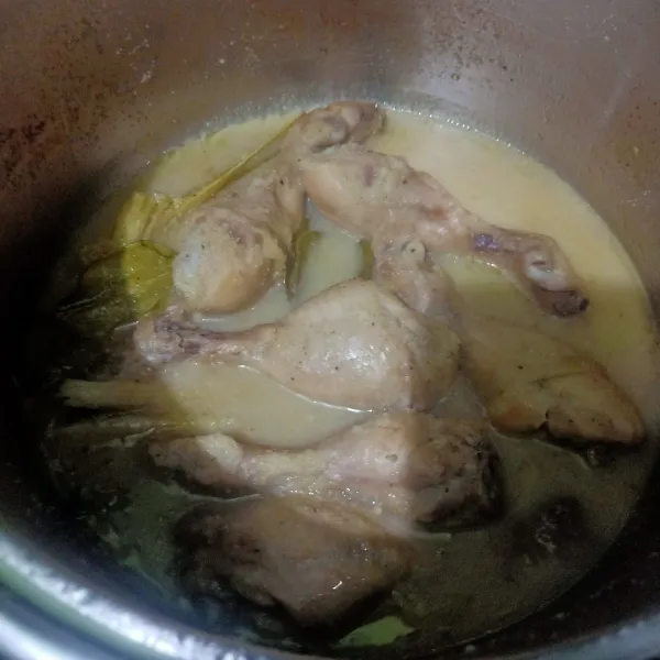 Tambahkan garam, aduk rata lalu koreksi rasa. Masak sampai bumbu meresap dan air menyusut.
