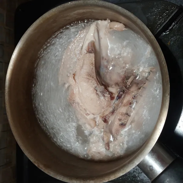 Rebus ayam hingga matang, lalu angkat dan biarkan dingin.
