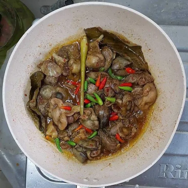 Aduk-aduk dan masak sampai empuk dan air habis, masukkan cabe rawit
