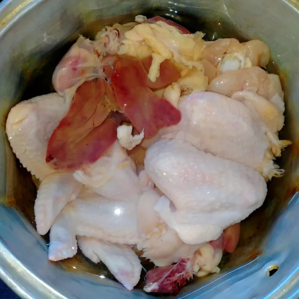 Cuci bersih daging ayam. Potong sesuai selera tempe. Sisihkan.