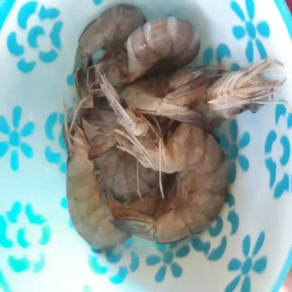 Buang kepala dan ekor udang, lalu cuci bersih. Beri udang taburan sedikit garam dan perasan jeruk nipis.