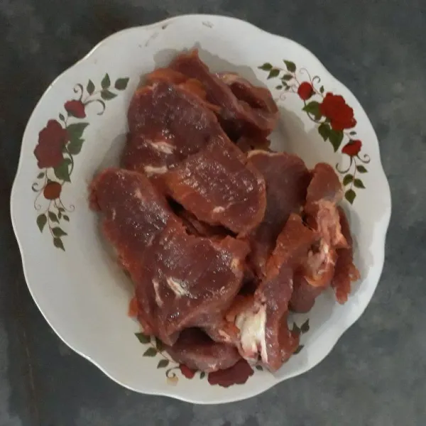 Iris daging sesuai serat dan agak tebal.