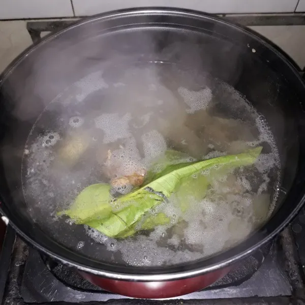 Siapkan panci, rebus kikil tambahkan jahe, daun salam dan 1 sdt garam, masak sampai kikil empuk.