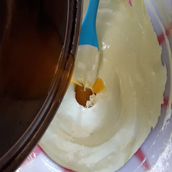 Tuang margarin cair bertahap dan aduk balik sampai tidak ada yang mengendap didasar adonan.