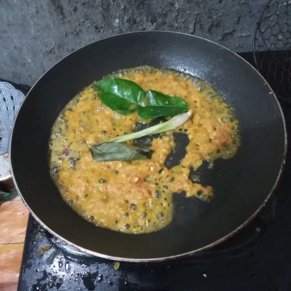 Blender semua bahan bumbu halus lalu tumis bersama daun jeruk, daun salam, dan serai hingga harum.