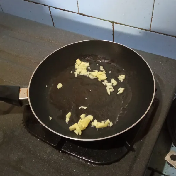 Tumis bawang putih.