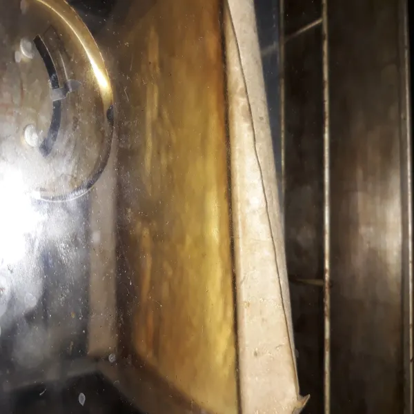 Oven sekitar 15 menit. Dinginkan sebentar hingga uap panas hilang. Lepaskan dari baking paper, kemudian oles susu kental manis.