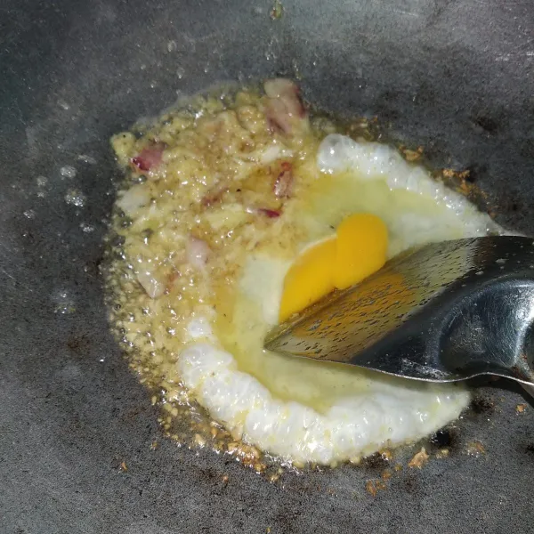 Tumis bumbu halus, sisihkan di pinggir wajan. Masukkan telur, kemudian orak-arik.