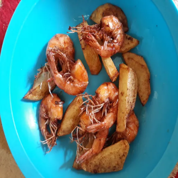 Goreng udang dan kentang sampai matang, lalu tiriskan.