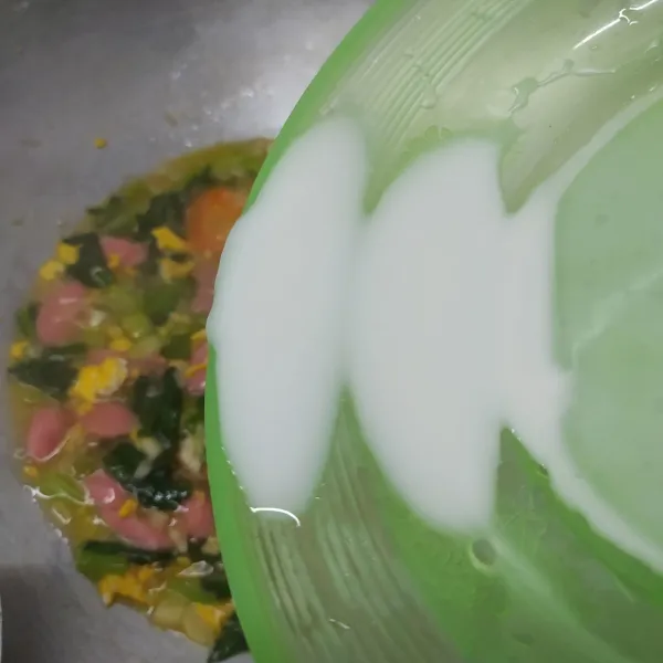 Masukkan minyak wijen aduk rata. lalu masukkan larutan maizena, masak sampai mengental. angkat dan siram di atas mie. sajikan hangat.