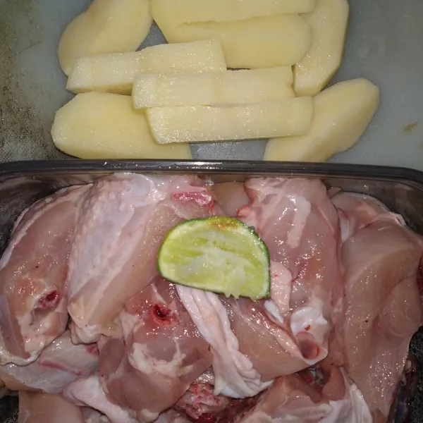 Cuci ayam, kemudian lumuri dengan air jeruk nipis. Tunggu sebentar lalu bilas. Kupas lalu potong-potong kentang.