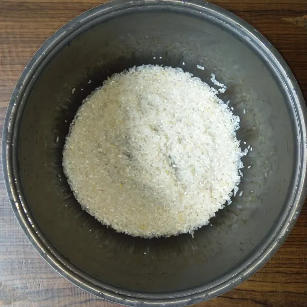 Cuci bersih beras lalu tiriskan.