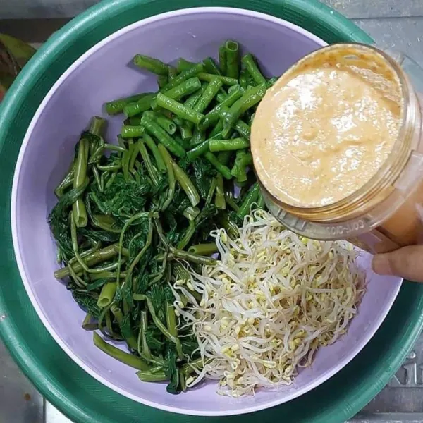 Masukkan sambal kacang.