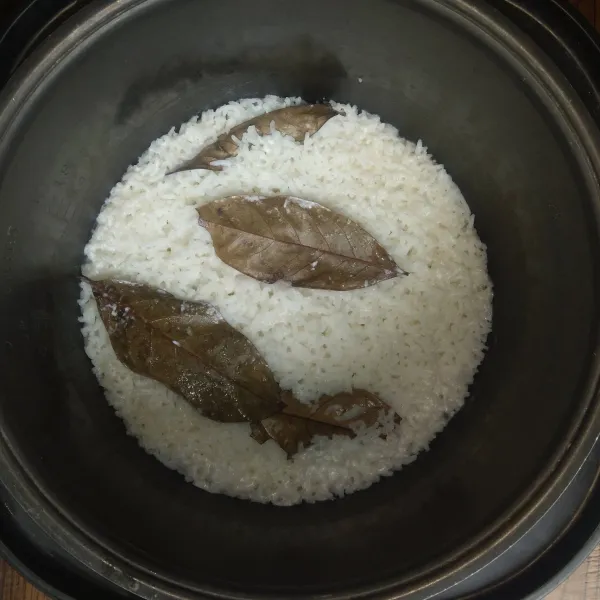 Tekan tombol cook dan masak hingga nasi matang.