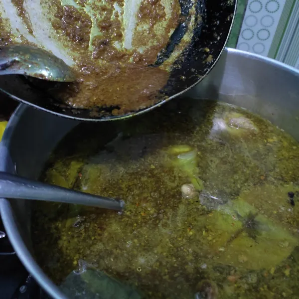 Masukkan tumisan bumbu ke kuah kaldu. Masak hingga bumbu meresap ke dalam daging.