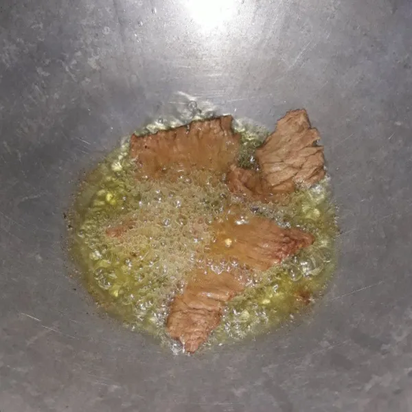 Goreng sebentar daging yang telah dipukul-pukul.
