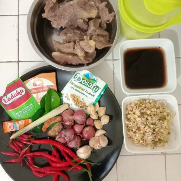 Siapkan bahan yang diperlukan. Rebus daging dengan sistem 5.30.7 (rebus selama 5 menit, setelahnya diamkan 30 menit dalam kondisi api mati dan ditutup panci, rebus kembali selama 7 menit). Angkat dan sisihkan daging serta air kaldu. Potong-potong daging tidak terlalu kecil.