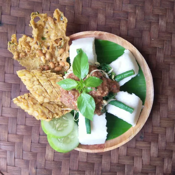 Sajikan nasi punten bersama sayuran, sambal pecel, tempe goreng dan rempeyek.