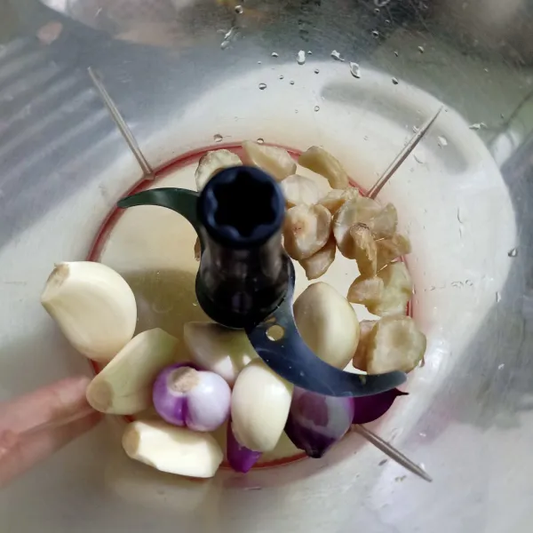 Masukkan kemiri, bawang merah, dan bawang putih ke dalam blender. Haluskan.