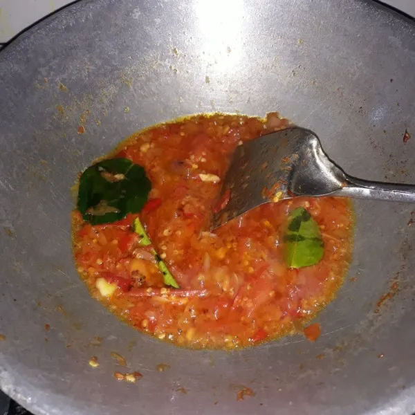 Tumis irisan tomat, bumbu halus, dan daun jeruk hingga harum. Tambahkan garam, gula pasir, air asam jawa, dan kaldu bubuk secukupnya. Aduk rata.