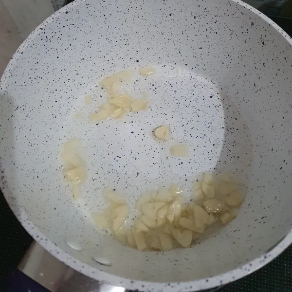 Membuat saos : panaskan sedikit minyak, tumis bawang putih sampai baunya harum.