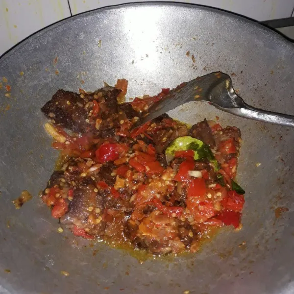 Selanjutnya masukan daging, aduk hingga rata. Masak sebentar dengan api kecil kemudian koreksi rasa. Setelah bumbu meresap dan agak menyusut, sajikan.