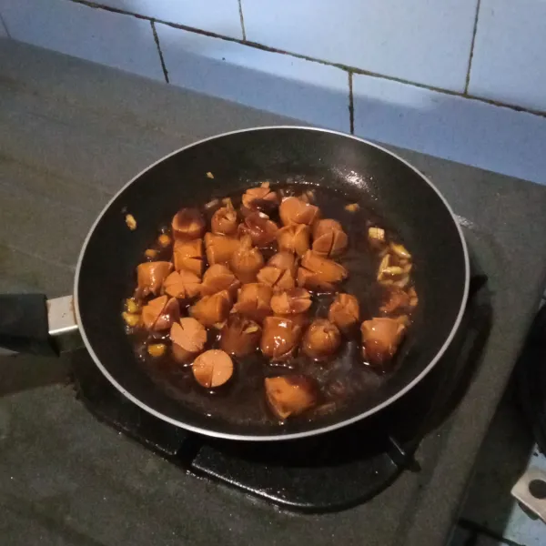 Tuang blackpepper sauce dan sedikit air. Kemudian beri gula dan garam.