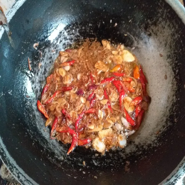 Masukan cabe merah, gula, garam dan udang rebon masak hingga harum .