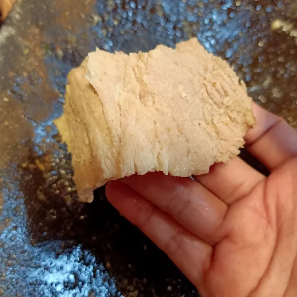 Setelah daging empuk, angkat dan tiriskan, kemudian pukul-pukul daging hingga menjadi lebih lebar dan tipis. Daging jangan sampai putus atau hancur. Sisihkan.