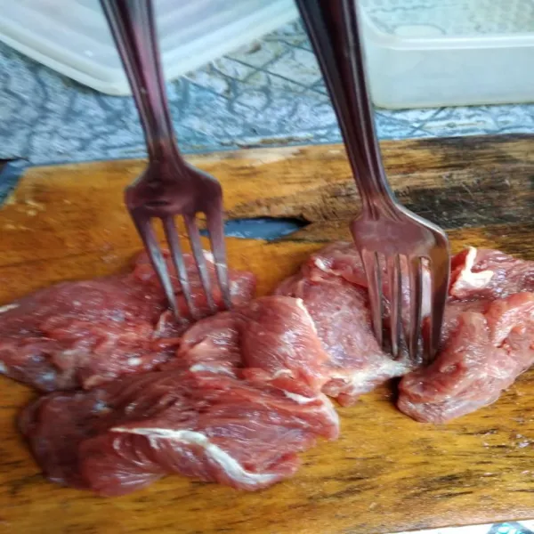 Tusuk daging dengan garpu sambil di bolak-balik, selama 5 menit.