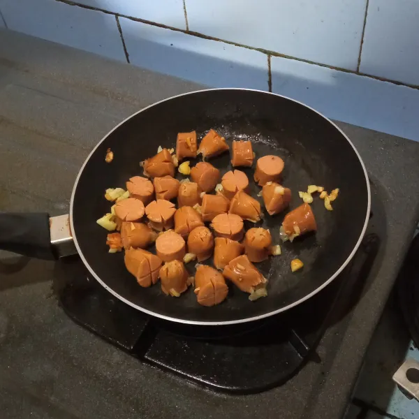 Masukkan sosis.