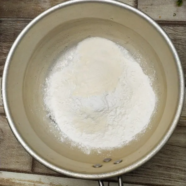 Kemudian masak bubur dengan campurkan semua bahan bubur, aduk rata.