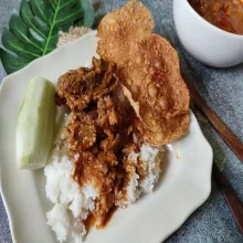 Gulai Baga siap disantap dengan nasi hangat dan lalapan timun serta kerupuk jengkol.