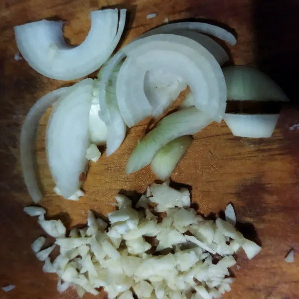 Lalu siapkan bawang putih digeprek lalu dicincang, dan bawang bombaynya dipotong-potong.