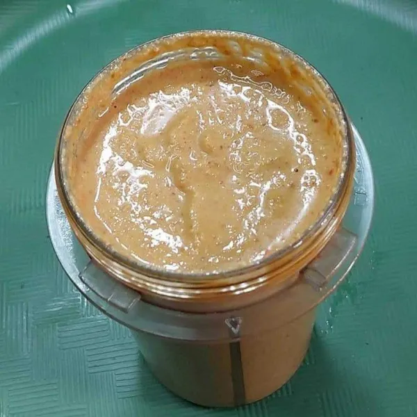 Masukkan bahan sambal ke dalam blender, haluskan.