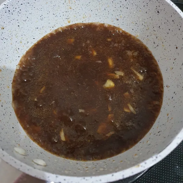Masukkan larutan tepung maizena, masak hingga kuah saos mengental.