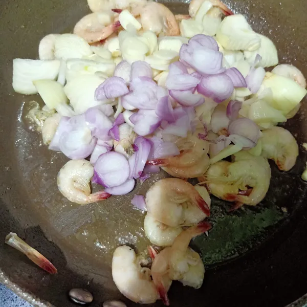 Lalu, masukkan irisan bawang bombay, bawang merah, dan bawang putih.
