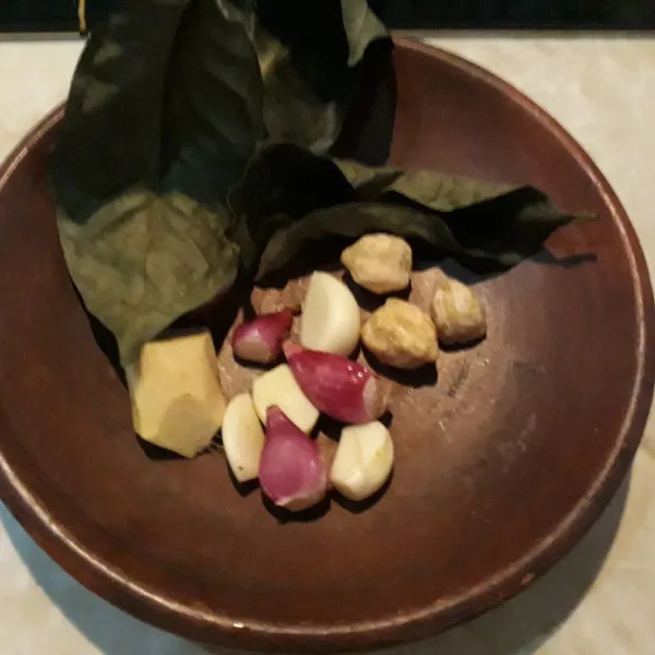 Haluskan ketumbar, bawang merah, bawang putih, dan kemiri.