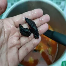 Masukkan asam kandis, garam, serta kaldu bubuk. Koreksi rasa.