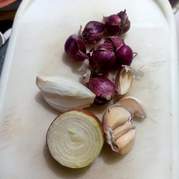 Siapkan bawang merah, bawang putih, dan bawang bombay.
